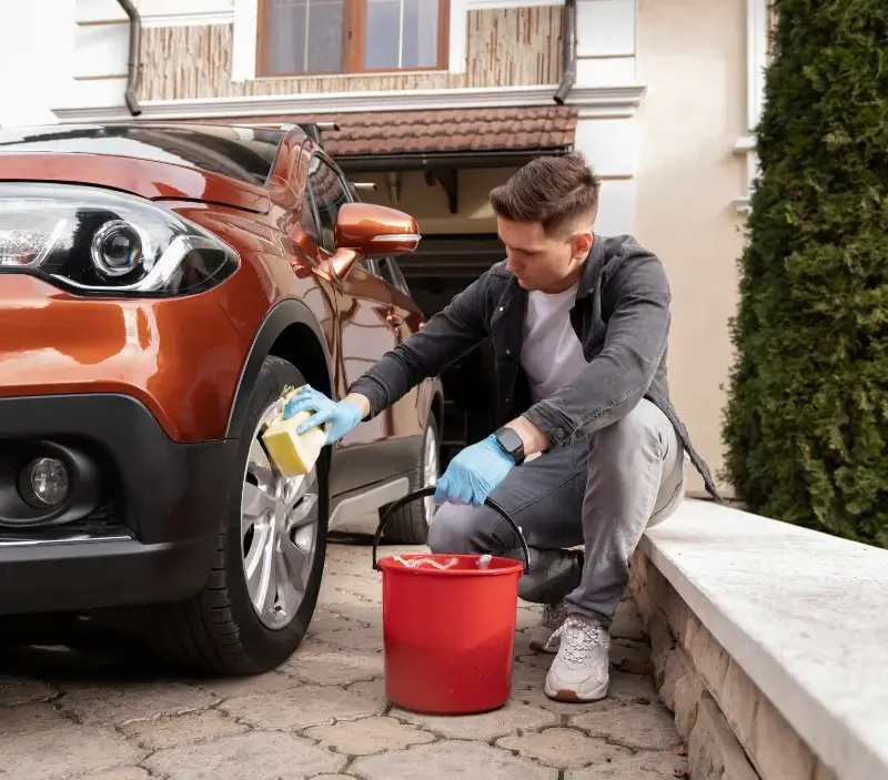 Lavage auto à domicile Ancenis-Saint-Géréon : professionnel intervenant sur un véhicule